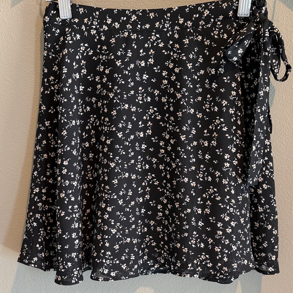 Forever 21 Black Floral Tie-Waist Wrap Skirt